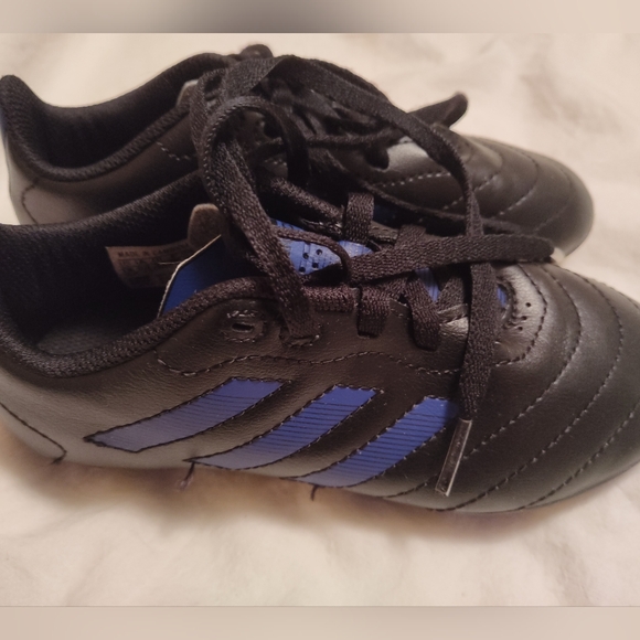 Girls Adidas black and blue soccer cleats - Picture 3 of 7